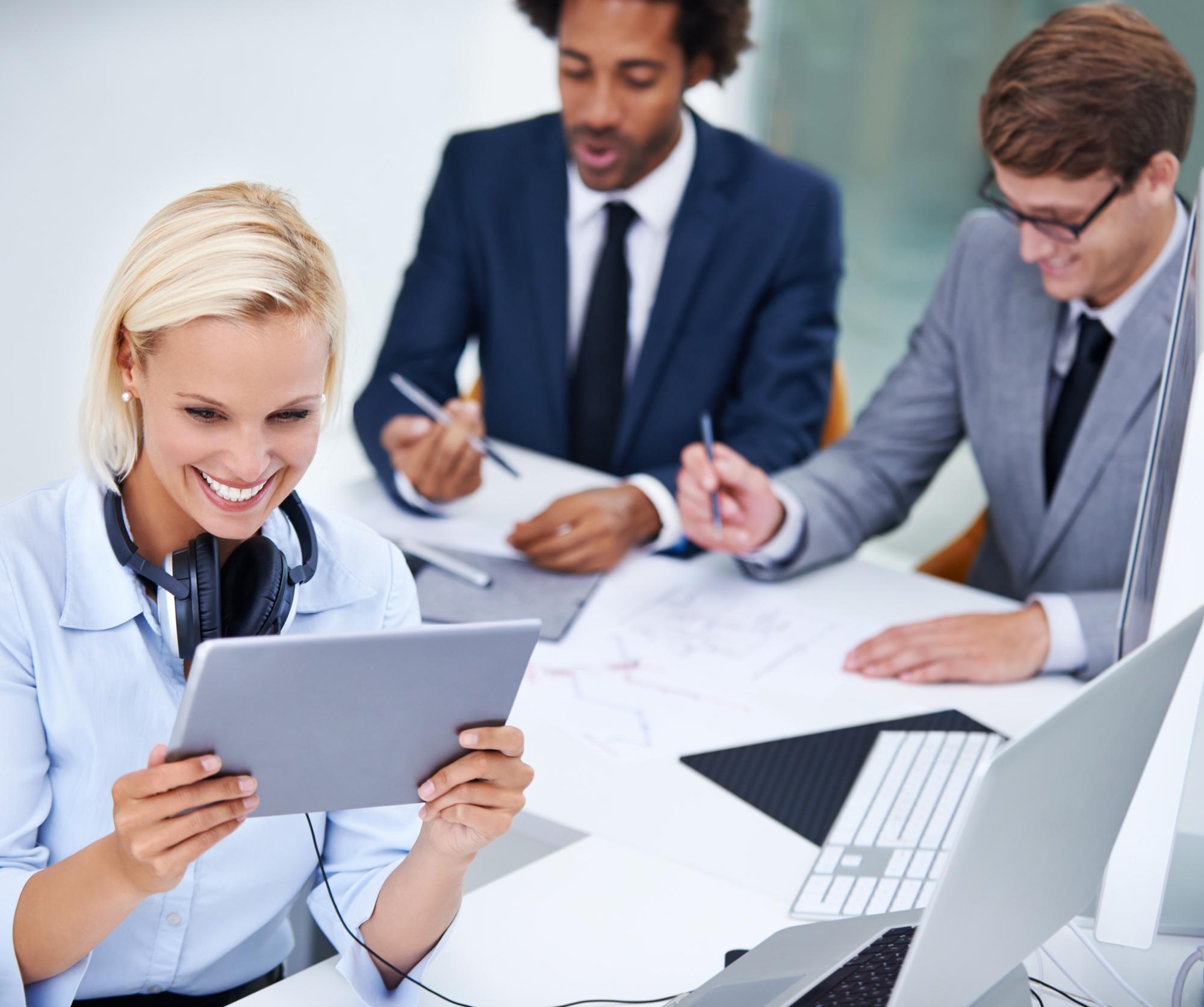 Teammeeting zu Finanzplanung und Compliance